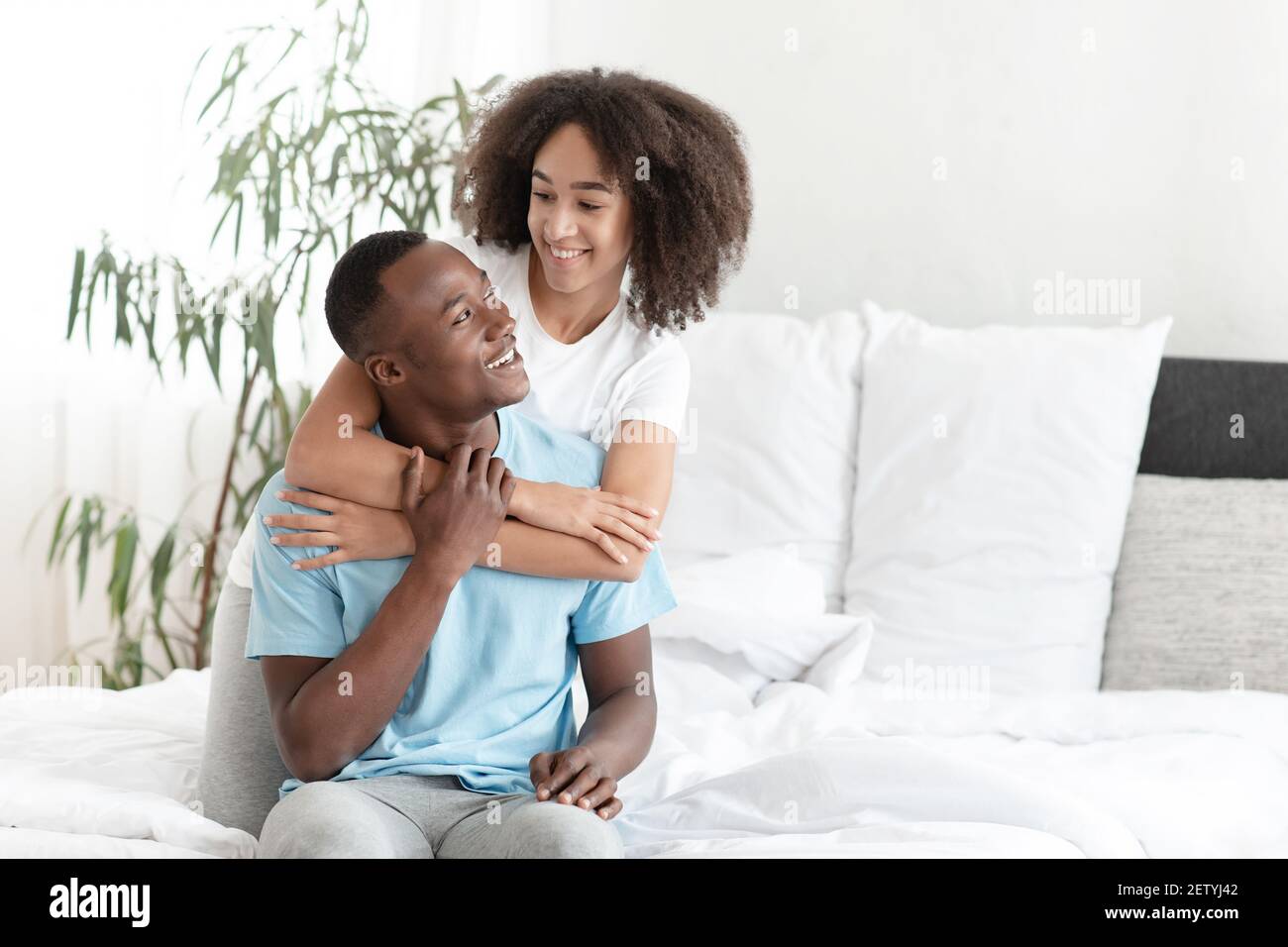 Divertimento su comodo letto durante il tempo libero all'interno Foto Stock