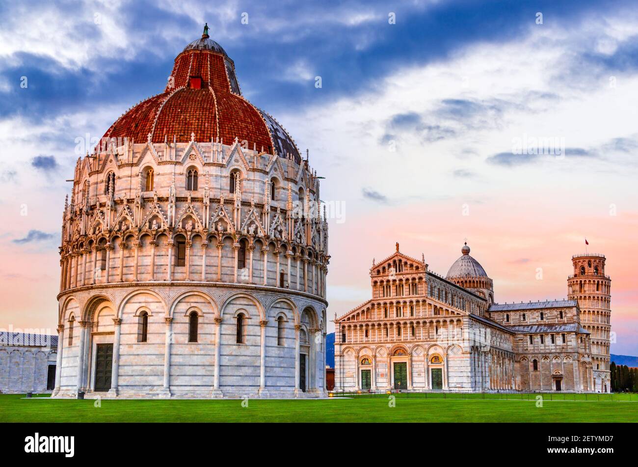 Pisa, Italia. Il crepuscolo di un'ora blu con campo dei Miracoli e la famosissima Torre Pendente in Toscana. Foto Stock