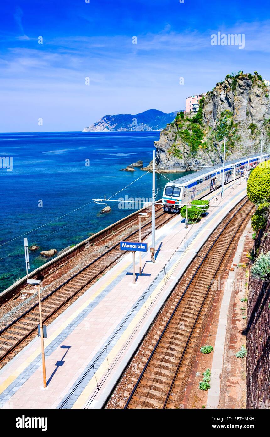 Italia. Cinque Terre. Treno alla stazione Manarola, Liguria viaggio paesaggio in Italia. Foto Stock