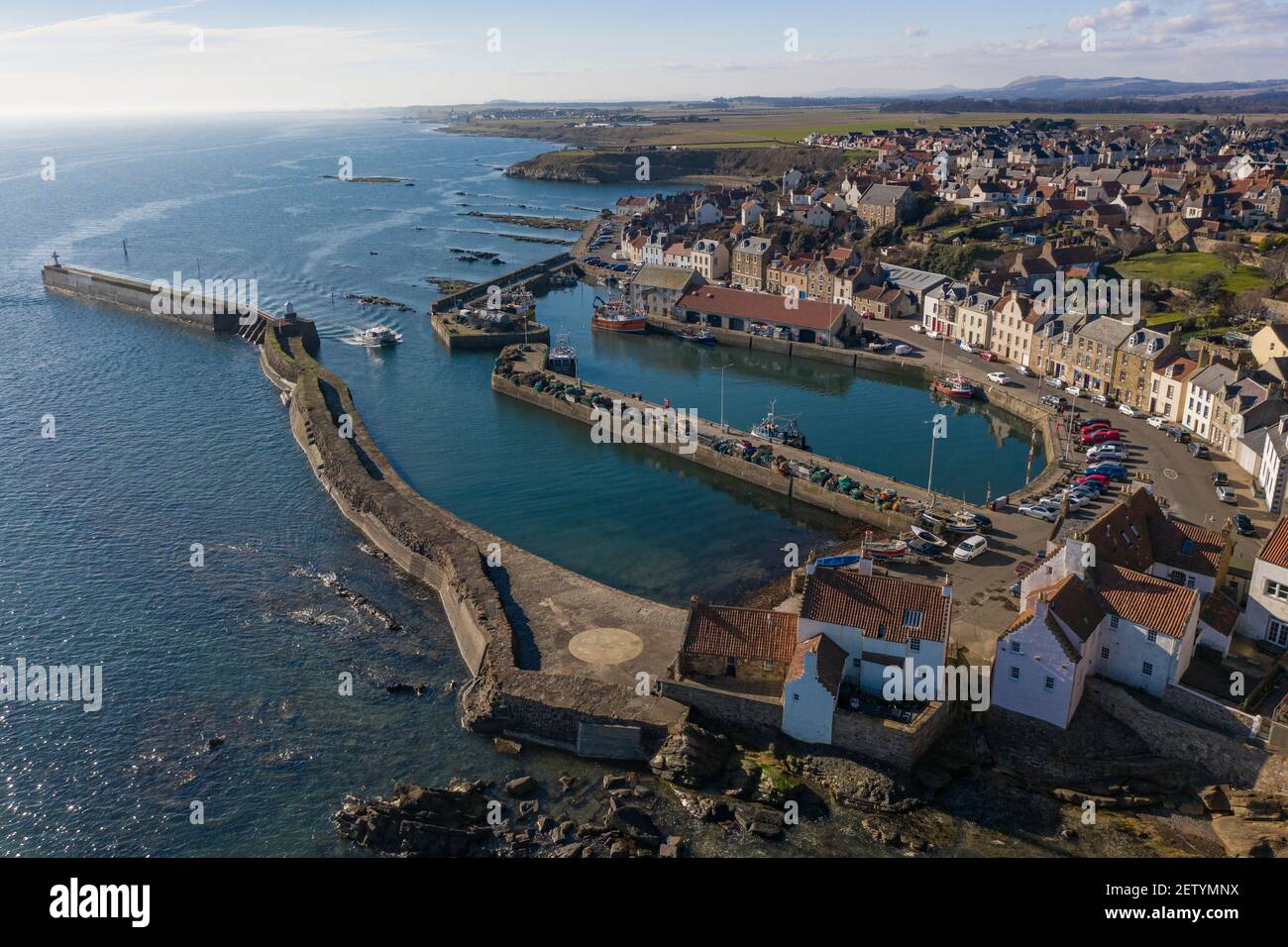 Vista aerea dal drone del porto presso il villaggio di pescatori di Pittenweem, nella zona est di Neuk di Fife, Scozia, Regno Unito Foto Stock