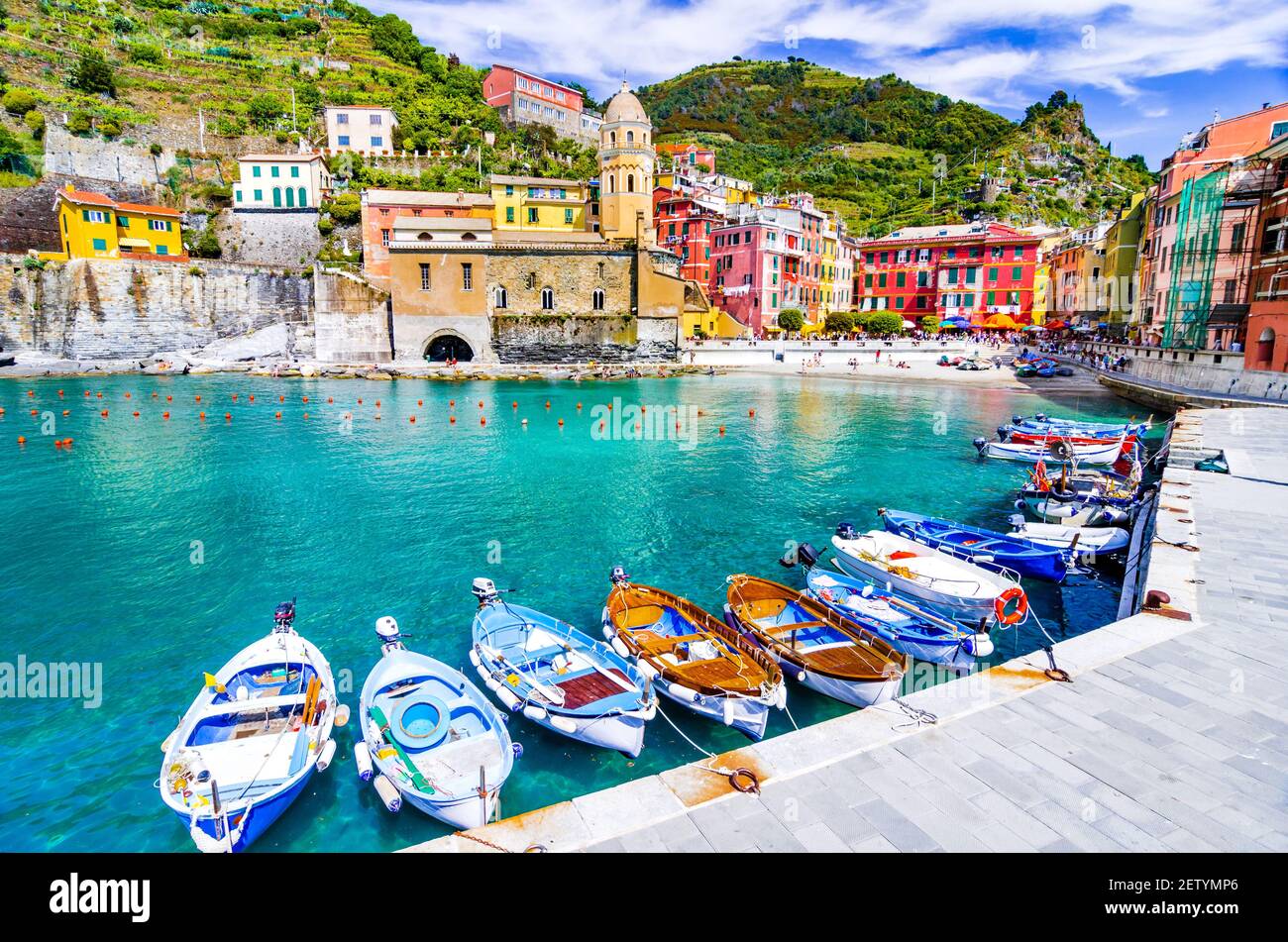 Cinque Terre, Italia - Vista panoramica del porticciolo nel colorato villaggio di pescatori Vernazza, Liguria Foto Stock