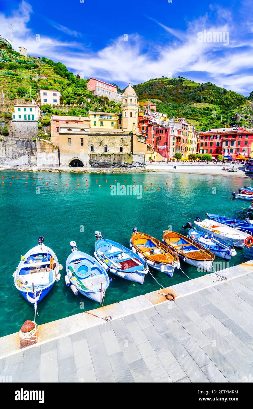 Cinque Terre - Vista panoramica del porto turistico nel colorato villaggio di Vernazza, Italia Foto Stock