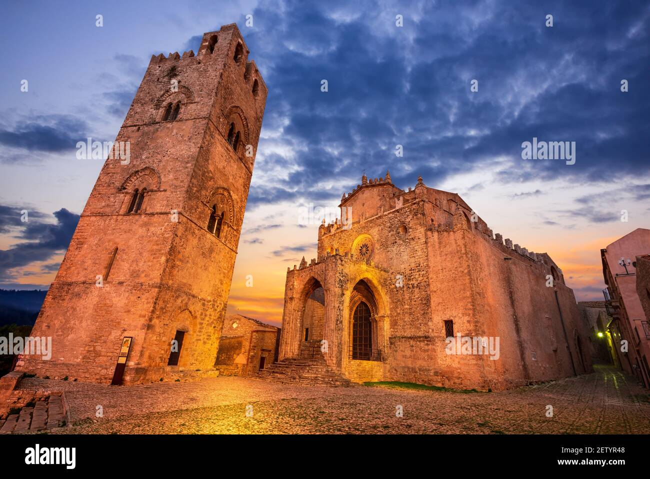 Erice, Sicilia - Basilica di Santa Maria, architettura normanna nel sud Italia, vista al crepuscolo. Foto Stock
