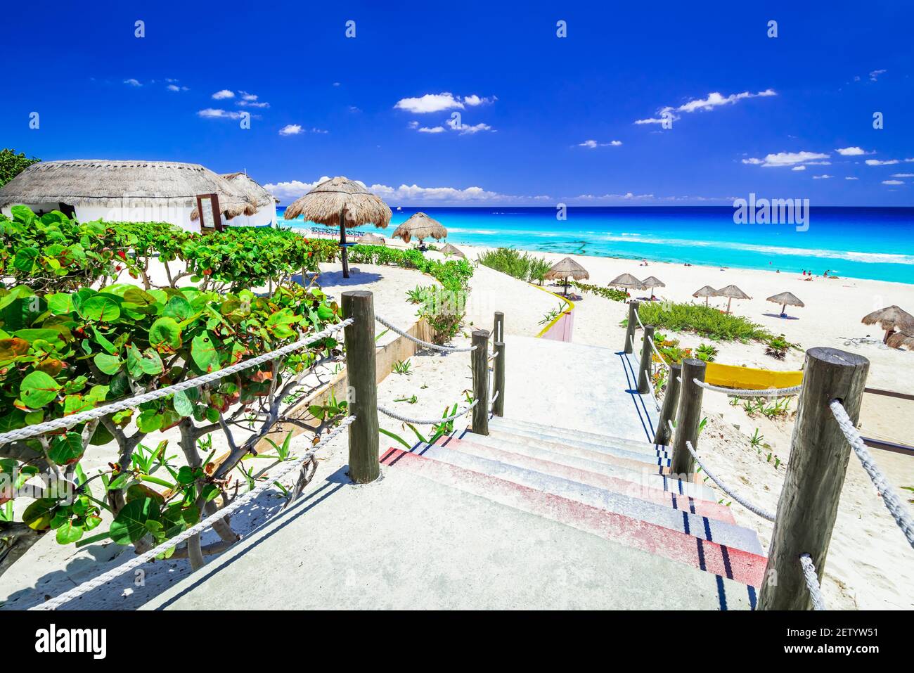 Cancun, Messico. Paesaggio tropicale con la spiaggia del Mar dei Caraibi, destinazione di viaggio America Centrale. Foto Stock