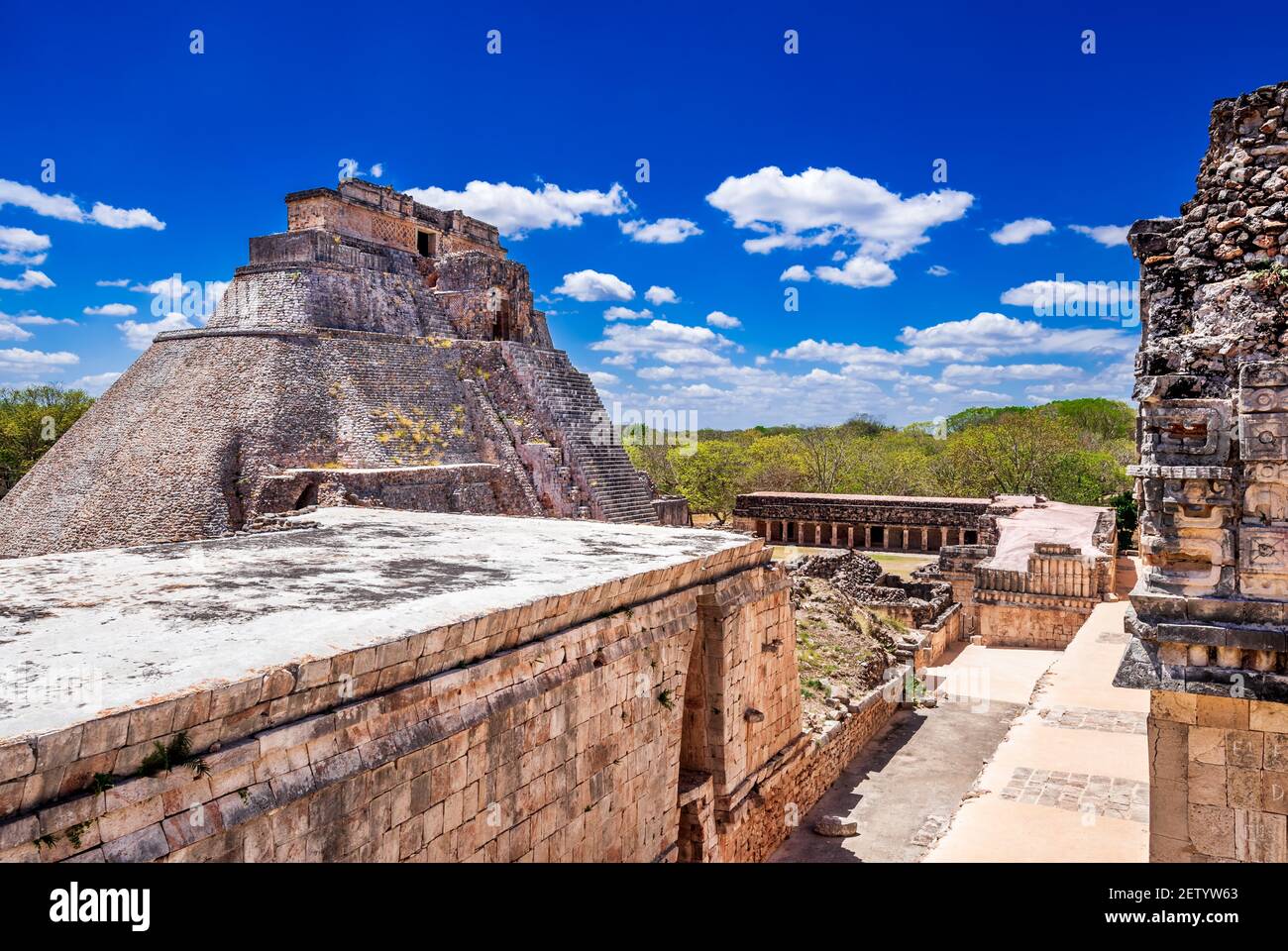 Uxmal, Penisola dello Yucatan. Piramide del Magiciano in Messico antica giungla. Foto Stock