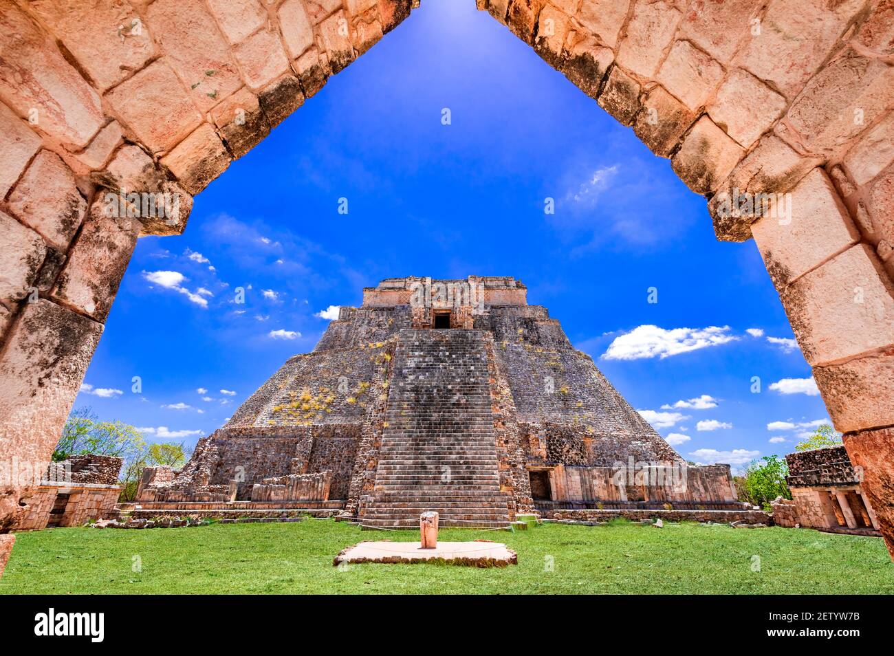 Uxmal, Piramide del Magico, antica città maya pre-ispanica del periodo classico in Messico. Foto Stock