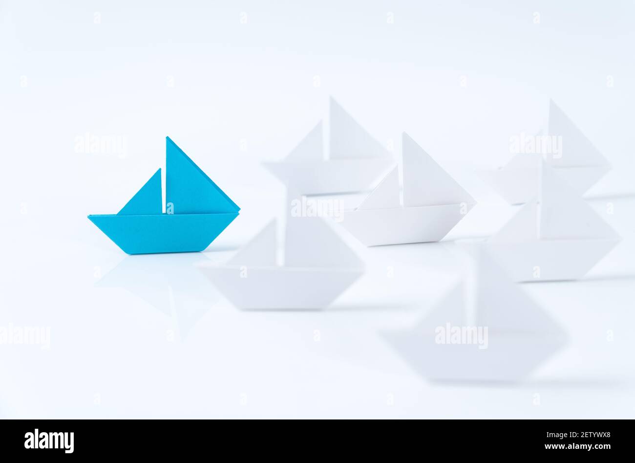 Leadership concettuale utilizzando carta blu nave Foto Stock