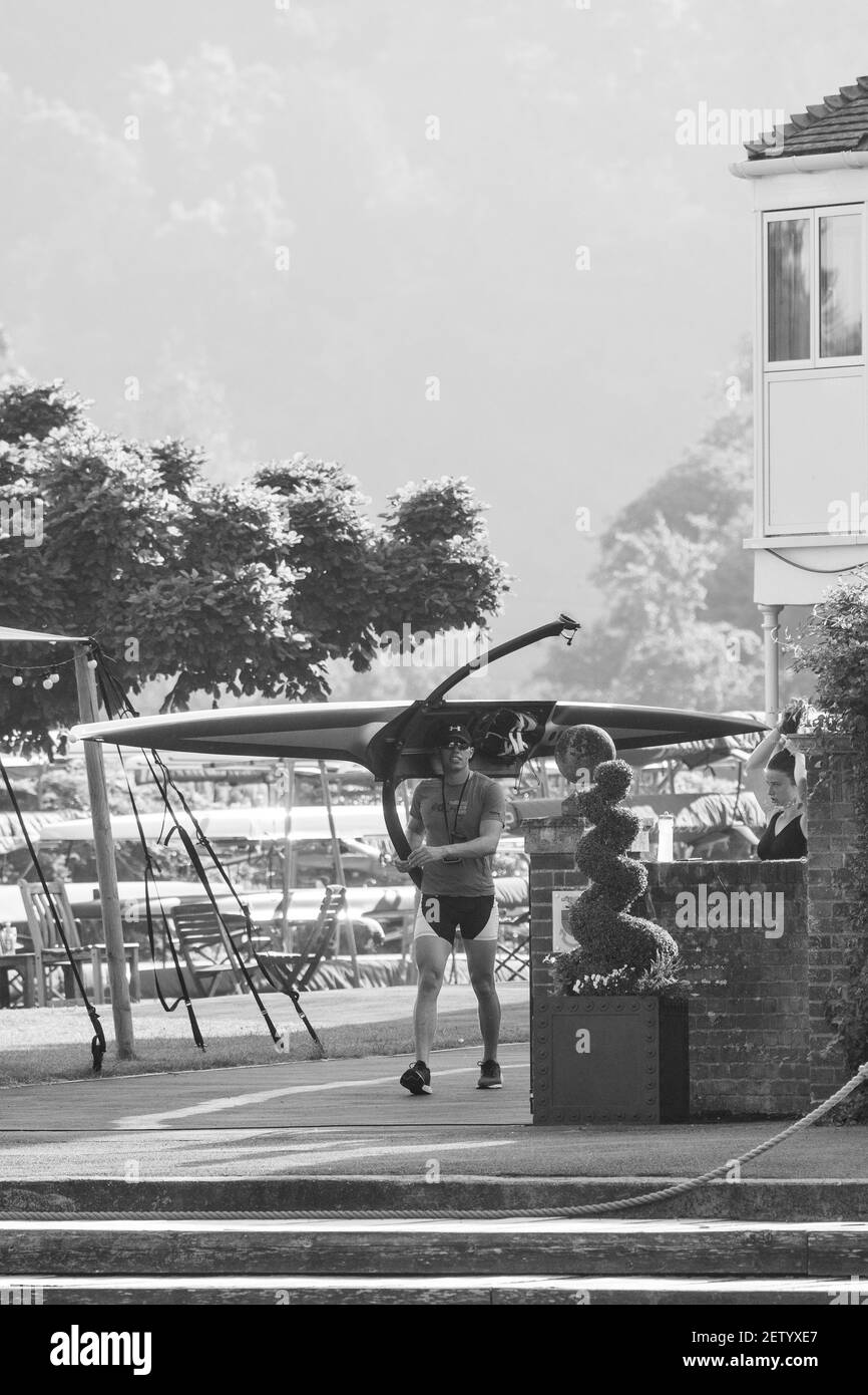 Henley-on-Thames, Berkshire, UK., Wednesday, 12/08/2020, Atleti, equipaggi in barca dal Leander Club per l'allenamento, [ credito obbligatorio © Peter Spurrier/Intersport Images], Foto Stock