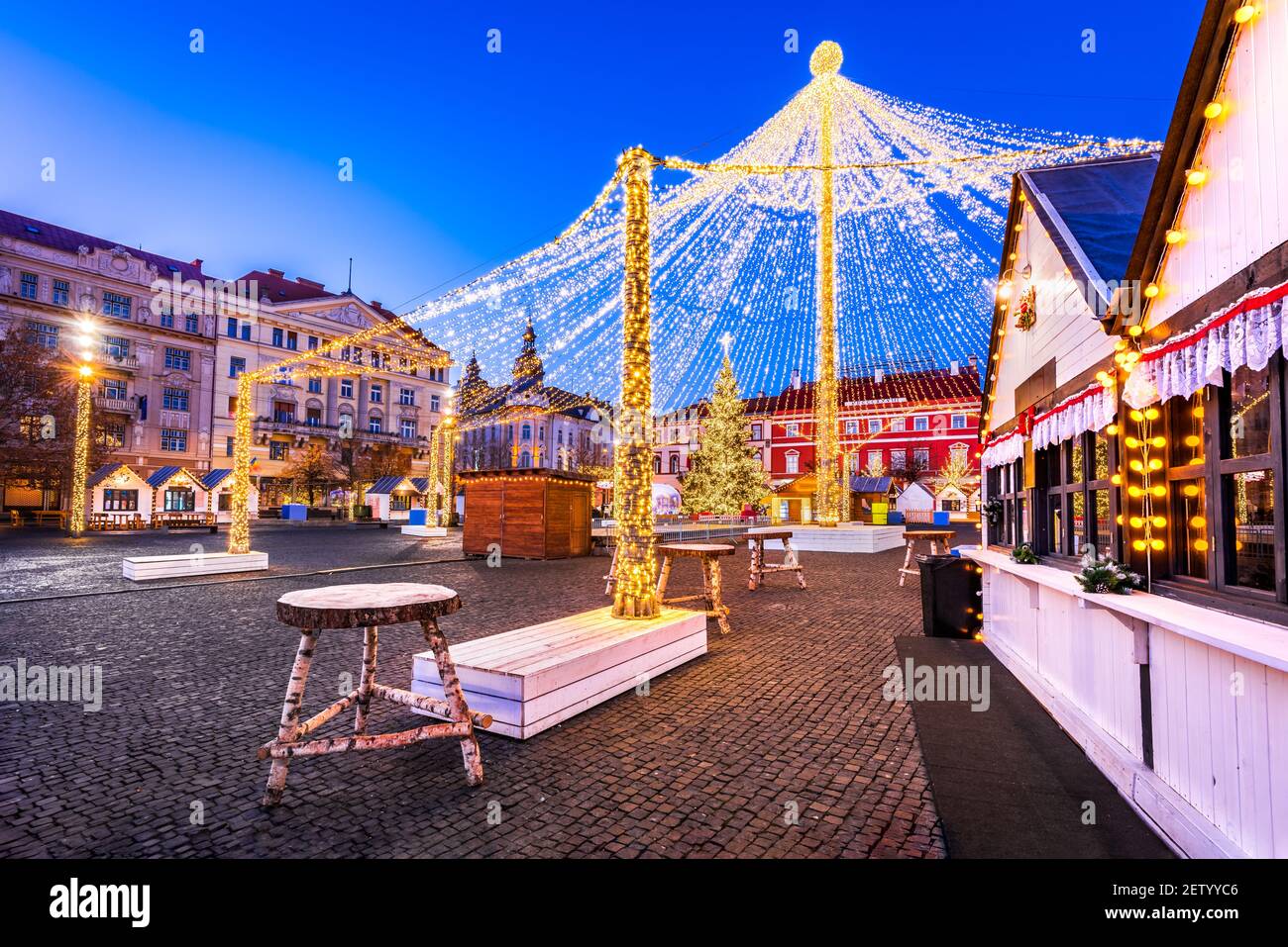 Cluj Napoca, Romania - scena notturna con il mercato di Natale in Transilvania, Europa orientale scena di vacanze invernali. Foto Stock