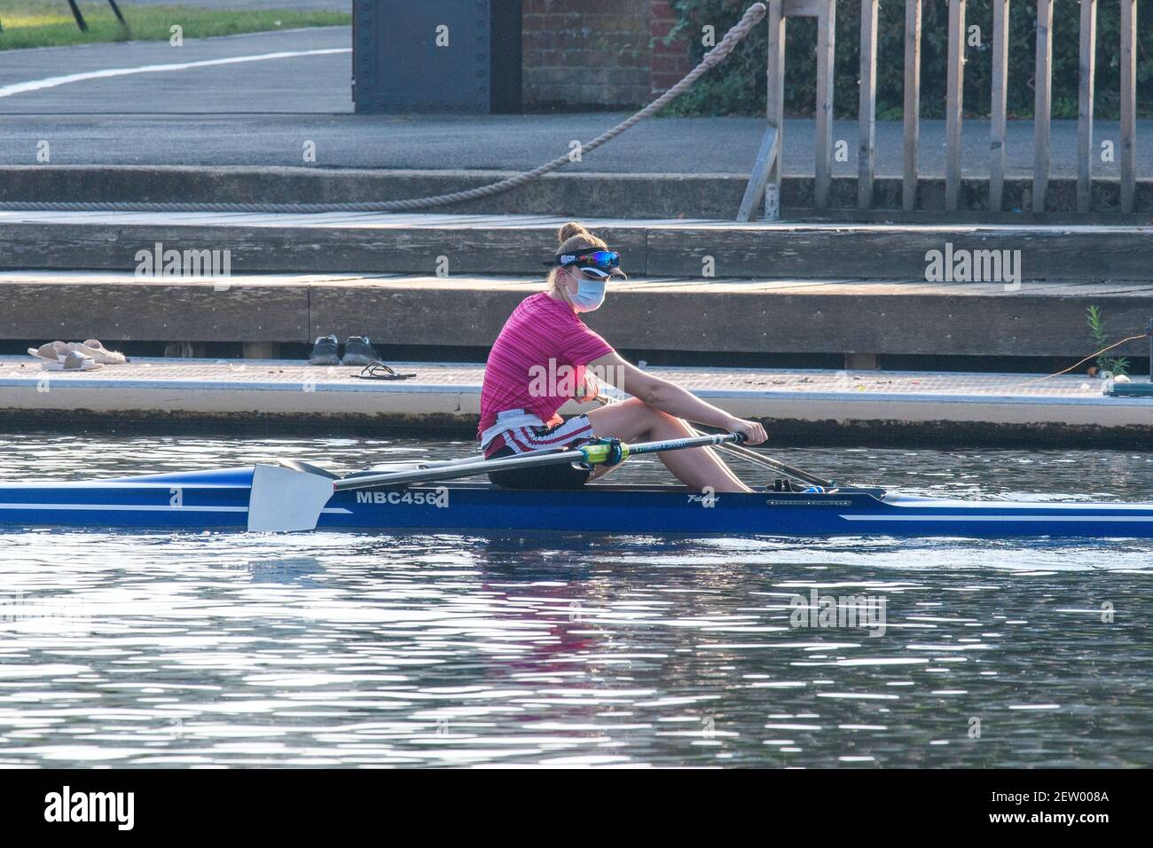 Henley-on-Thames, Berkshire, UK., Wednesday, 12/08/2020, Atleti mascherati, equipaggi in barca dal Leander Club per l'allenamento, [ credito obbligatorio © Peter Spurrier/Intersport Images], Foto Stock