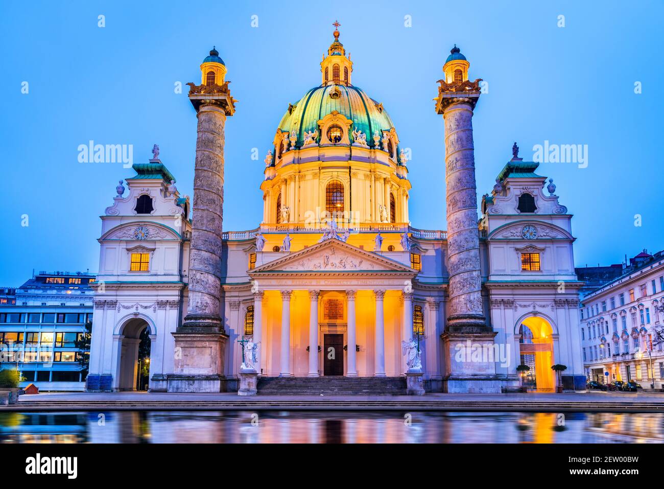Vienna, Austria. Vista notturna della famosa Karlskirche a Karlsplatz a Vienna. Foto Stock