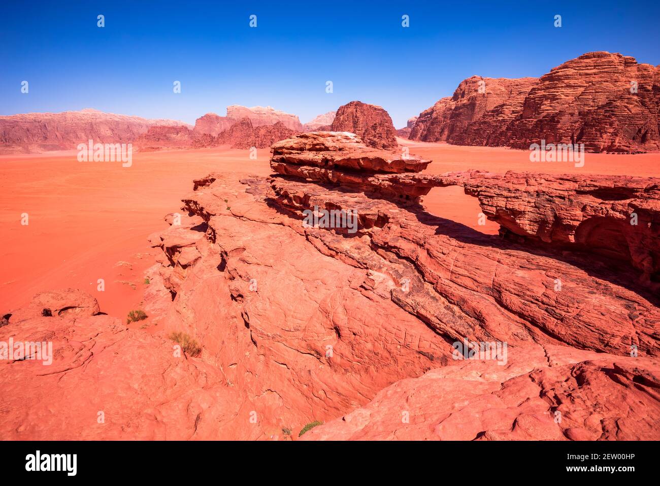 Wadi Rum, Giordania. Piccolo ponte a Khor al Ajram famosa Valle della Luna nel deserto dell'Arabia. Foto Stock