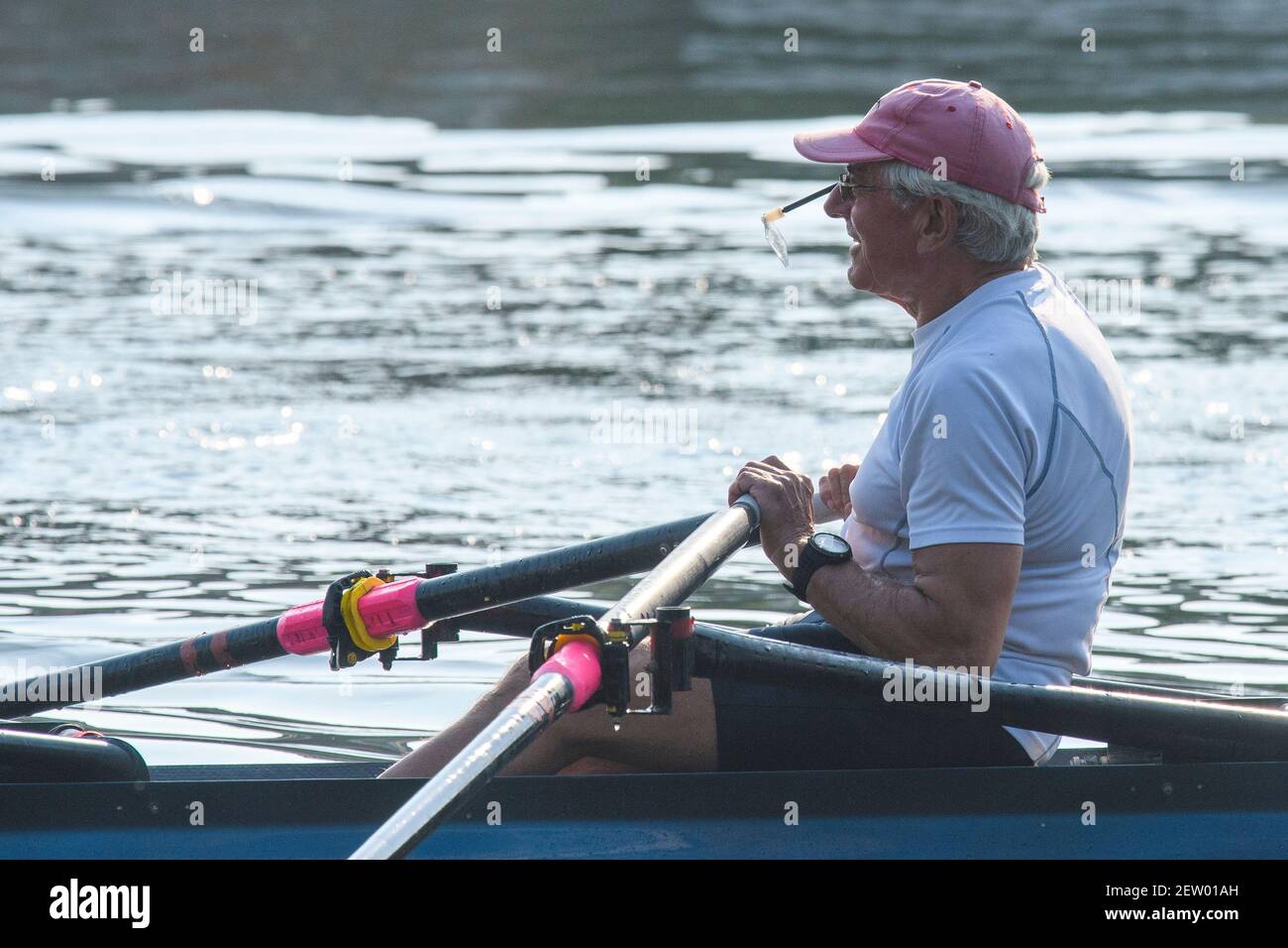 Henley-on-Thames, Berkshire, UK., Wednesday, 12/08/2020, Masters Rowing, Specchio Sculler montato su tappo, Specchio Vista posteriore utilizzato per la canottaggio e la scultura destra, si adatta al vostro cappello, per dare - Full & Wide Back View [ credito obbligatorio © Peter Spurrier/Intersport Images], Foto Stock