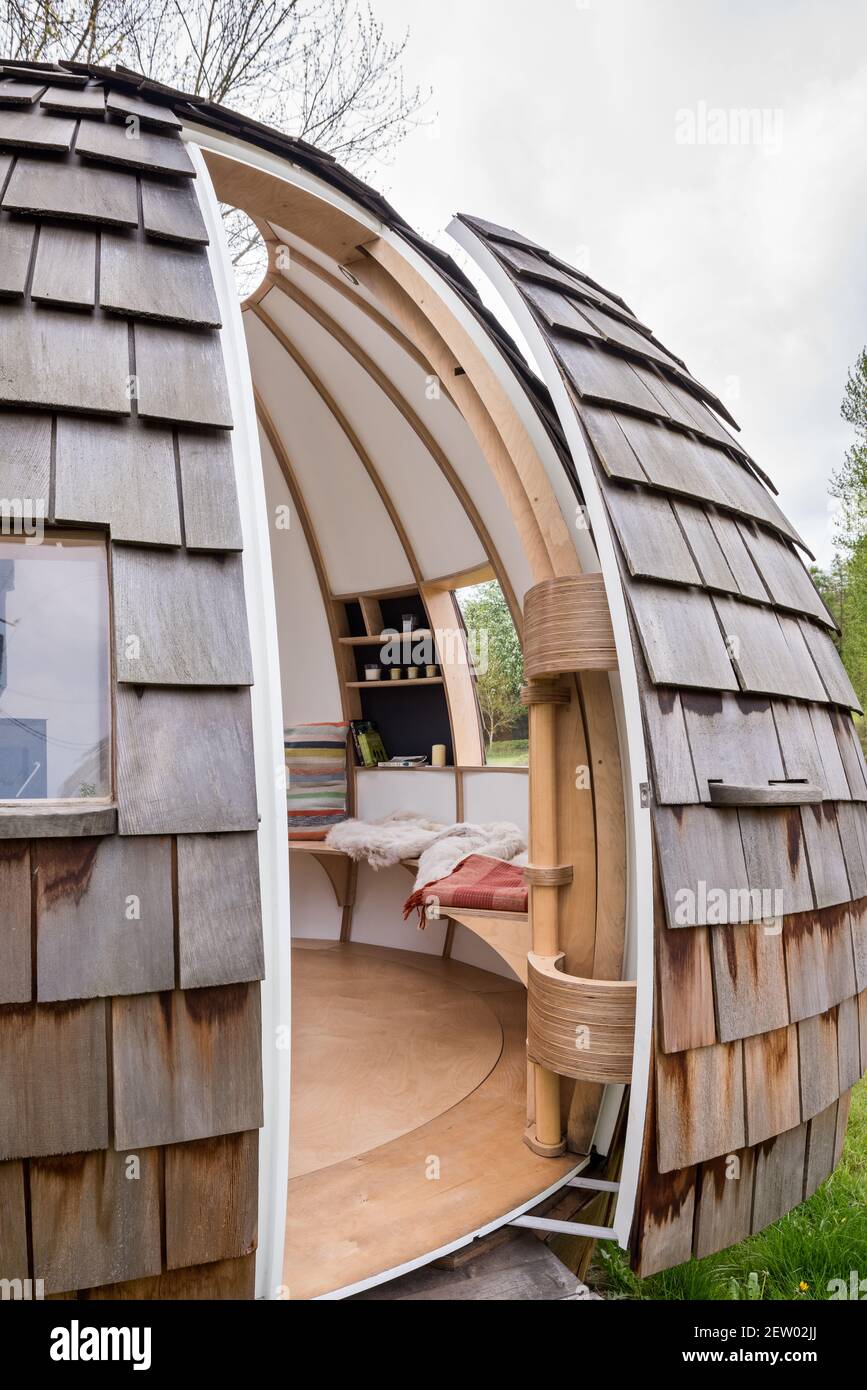 Pod in legno in giardino Foto Stock