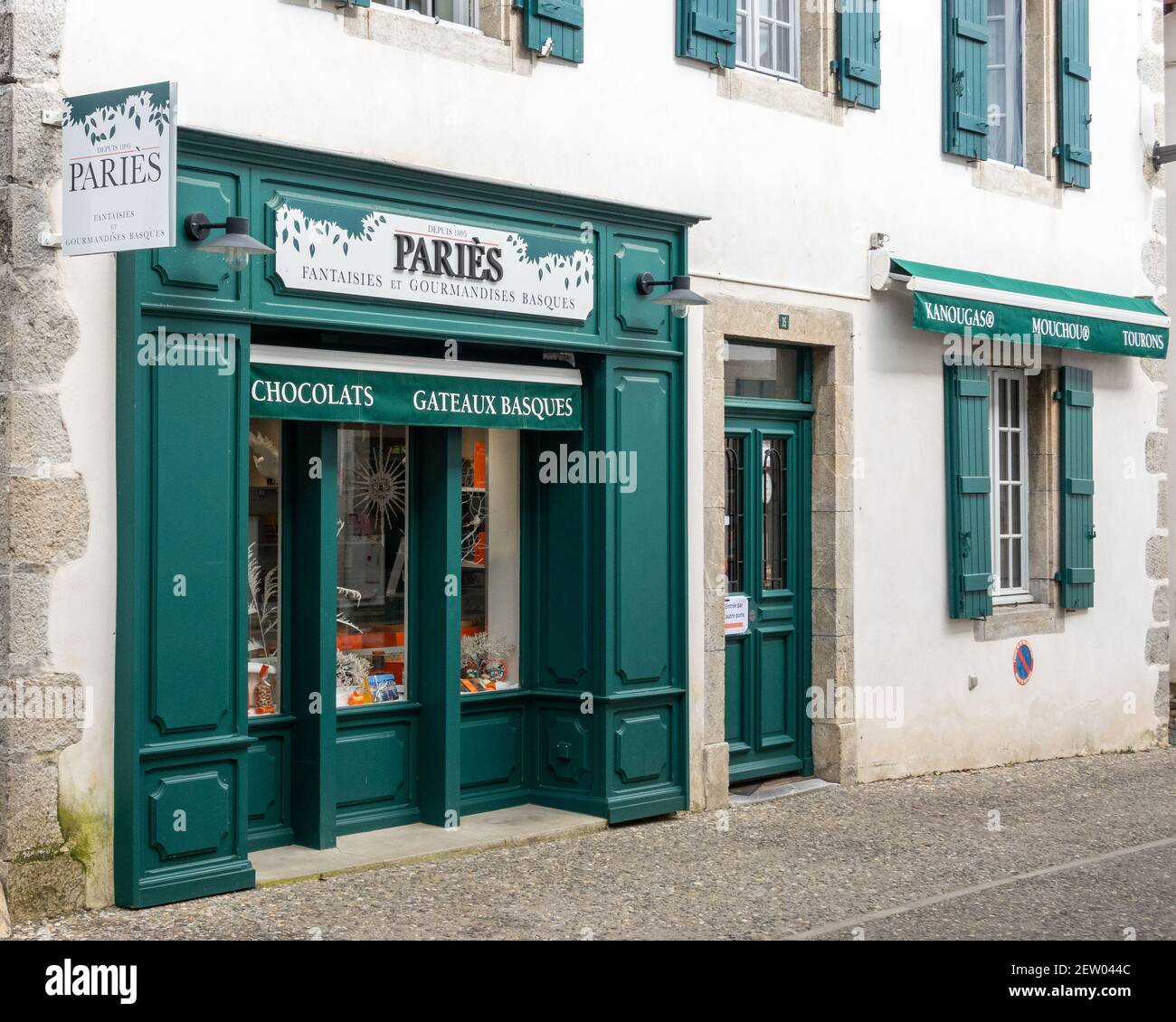 Negozio Pariès a Espelette, Francia. Pariès è una fabbrica di cioccolato, pasticceria, gelati e dolciumi dei Paesi Baschi francesi. Foto Stock