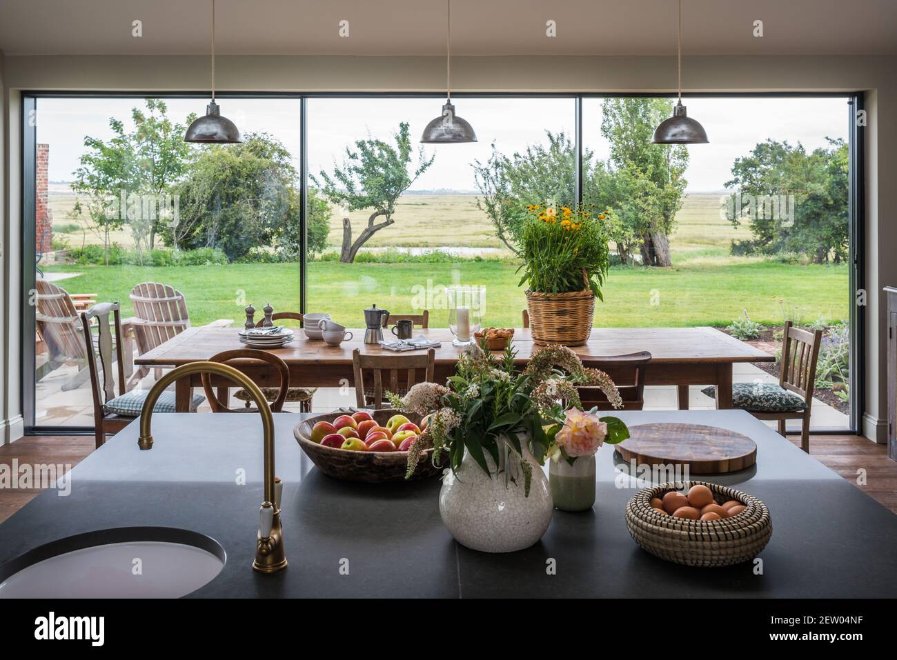 Cucina a pianta aperta di Tom Dunn in off-grid casa colonica ristrutturazione. Foto Stock