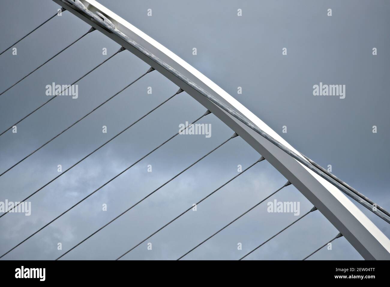 Dettaglio architettonico del ponte Samuel Beckett di Dublino, Irlanda dal design contemporaneo. Foto Stock