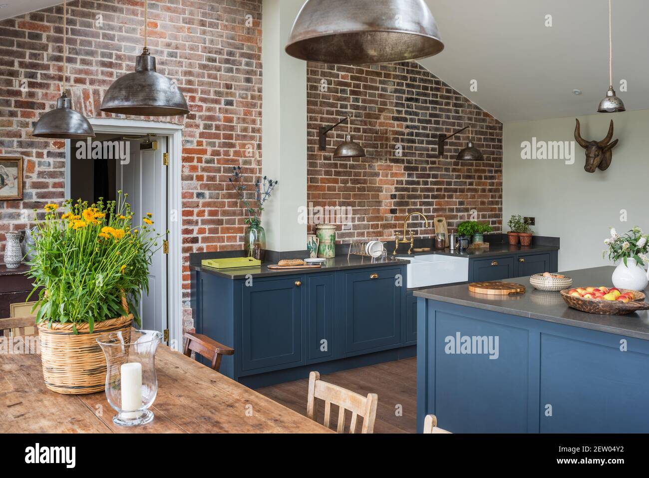 Cucina a pianta aperta di Tom Dunn in off-grid casa colonica ristrutturazione. Foto Stock