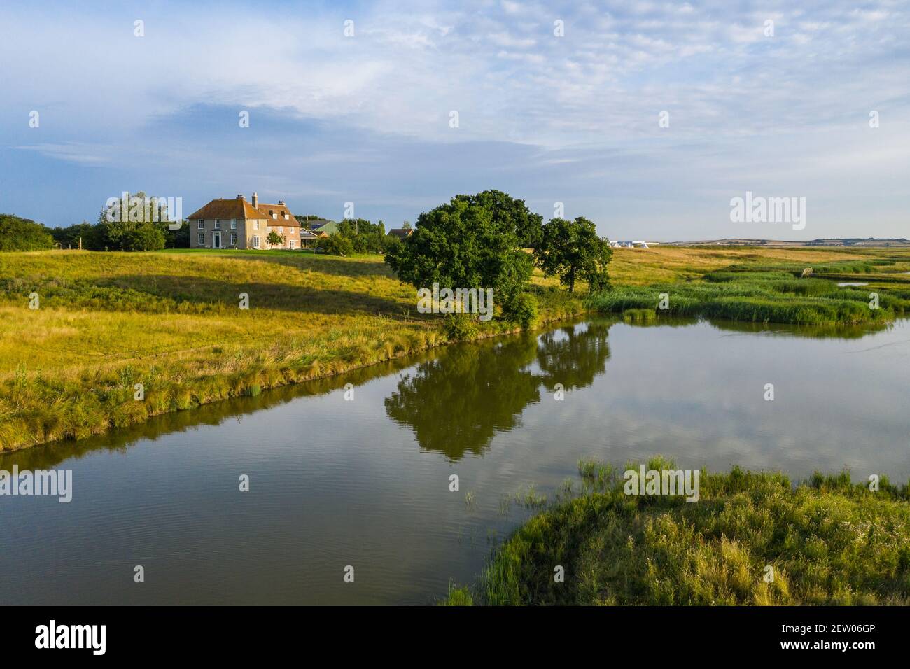Casale off-grid sulla riva del fiume nella riserva naturale di Elmley, Sheppey. Foto Stock