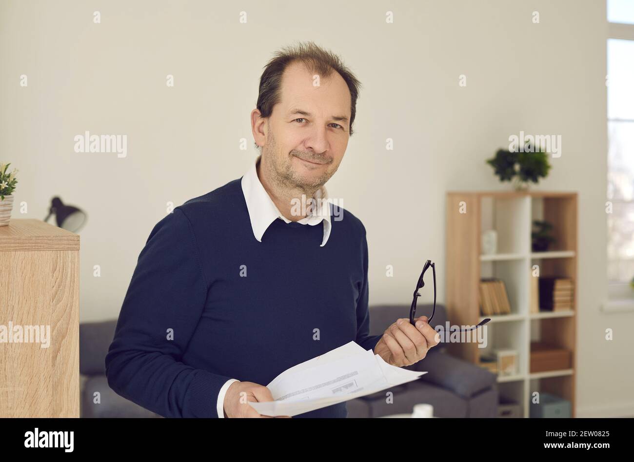 Ritratto di felice uomo d'affari di mezza età, CEO o professore universitario sorridente a macchina fotografica Foto Stock