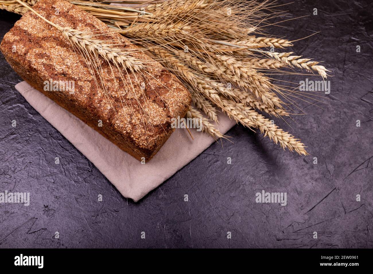 Pane di grano intero e choc di grano. Pane rustico Foto Stock