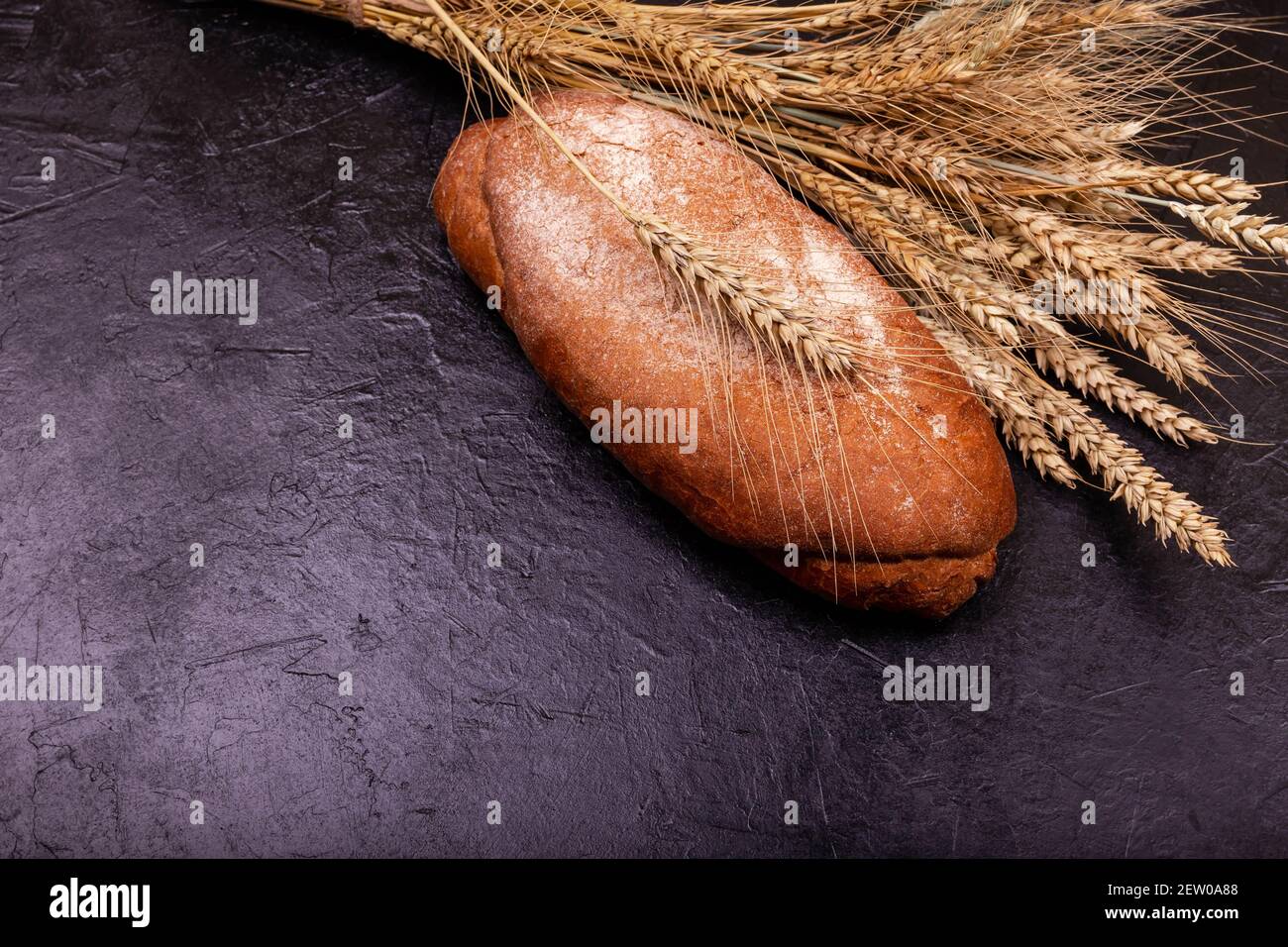 Pane fatto in casa appena sfornato. Pane rustico con pasta frolla croccante Foto Stock