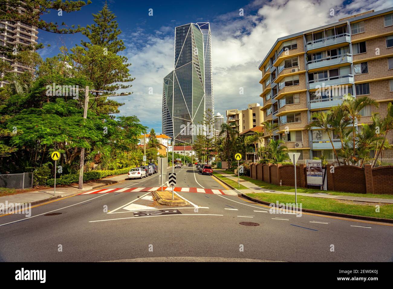 Surfers Paradise, Gold Coast, Australia - Feb 28, 2021: Vista sulla strada con Jewel appartamenti di lusso sullo sfondo Foto Stock