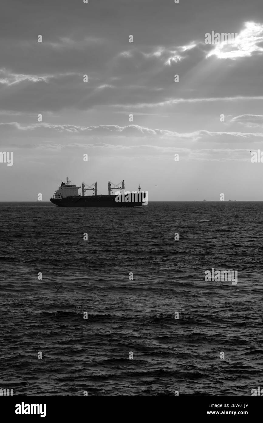 Nave portarinfuse e raggi solari Foto Stock