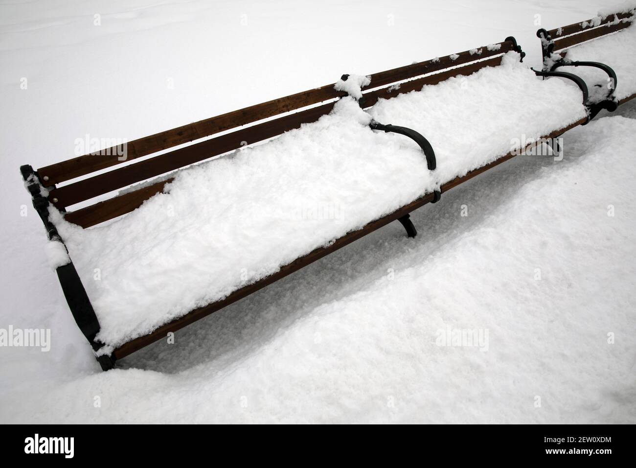 Panchine del parco cittadino coperte di neve, Boston Massachusetts Foto Stock