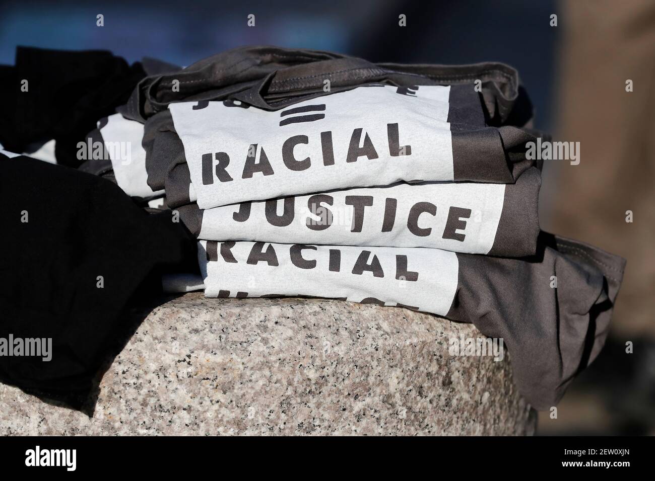 Slogan sulla giustizia razziale scritto su t-shirt Foto Stock