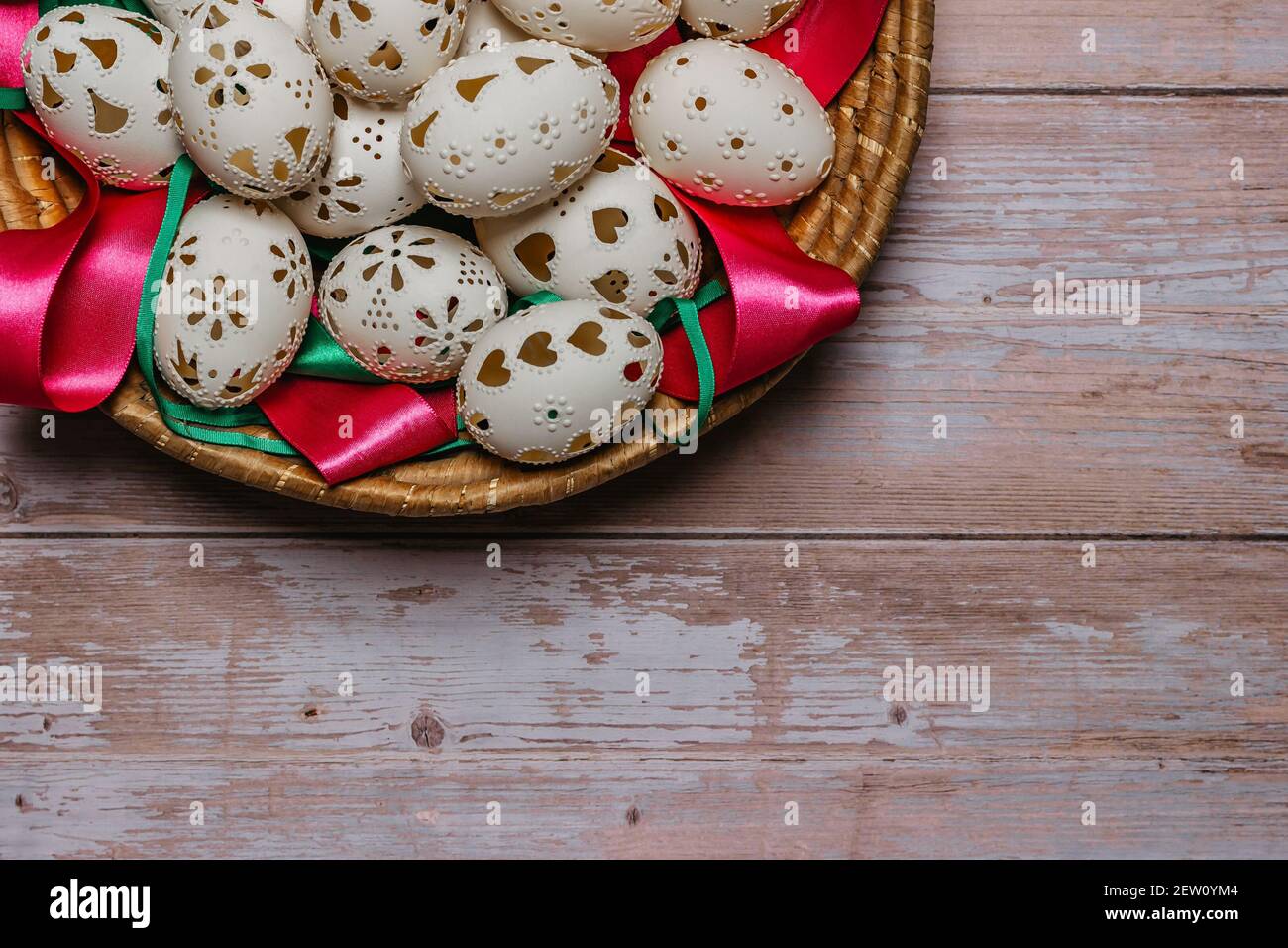 Uova di Pasqua colorate nella vista banner.Oove del cesto con spazio di copia Per text.Happy Pasqua decorazione sfondo, a mano decorate Eggs.Spring festi Foto Stock