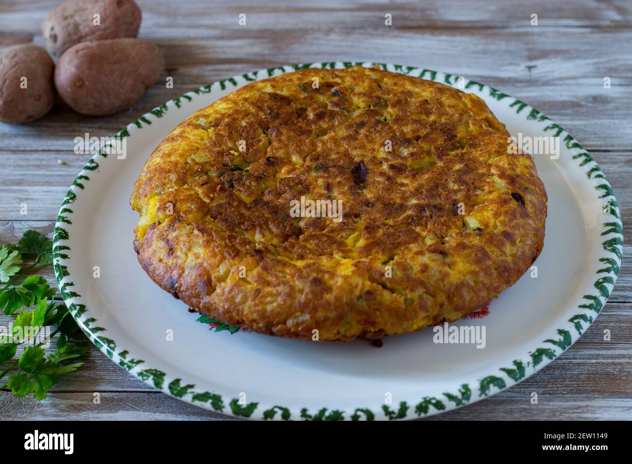 Omelette di patate fatte in casa con uova di pollo a scelta e patate biologiche Foto Stock