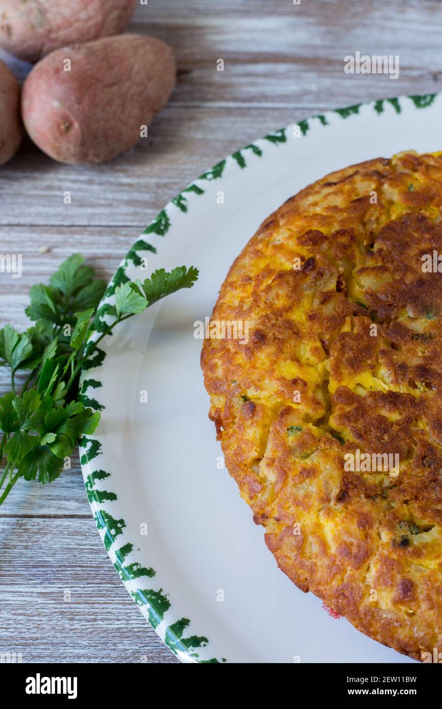 Omelette di patate fatte in casa con uova di pollo a scelta e patate biologiche Foto Stock