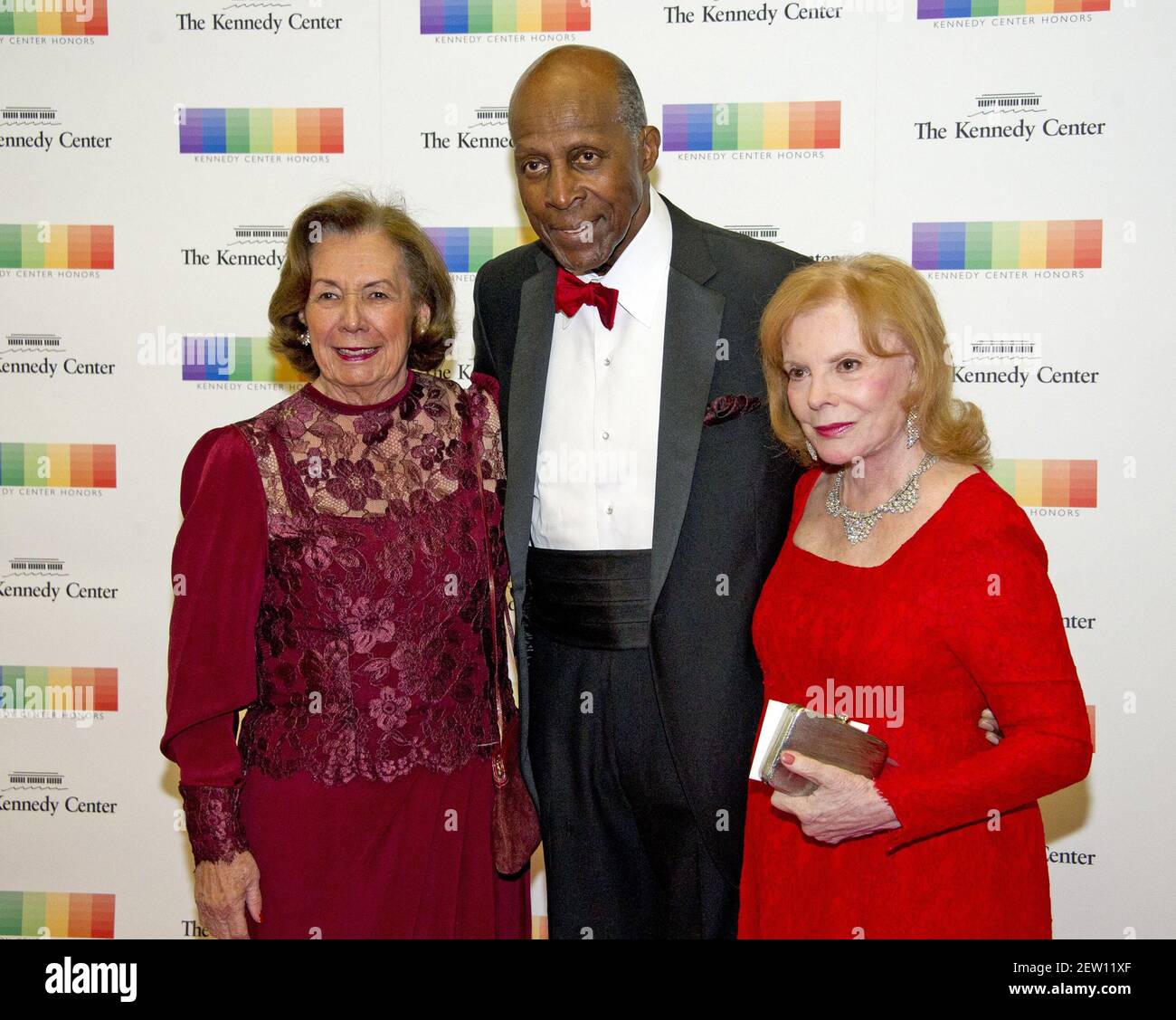 File photo datato 3 dicembre 2016 - Ann Jordan, sinistra, Vernon Jordan, centro, e Buffy Cafritz, Destra, arriva per la cena ufficiale dell'artista che onora i destinatari del 39 ° annuale Kennedy Center Honors ospitato dal Segretario di Stato degli Stati Uniti John F. Kerry al Dipartimento di Stato degli Stati Uniti a Washington, D.C. Sabato, 3 dicembre 2016. I 2016 honorees sono: Pianista argentino Martha Argerich; rock band The Eagles; scenista e attore al Pacino; gospel e cantante blues Mavis Staples; e musicista James Taylor. - Vernon Jordan, un'icona dei diritti civili e consulente dell'ex presidente Bill Foto Stock