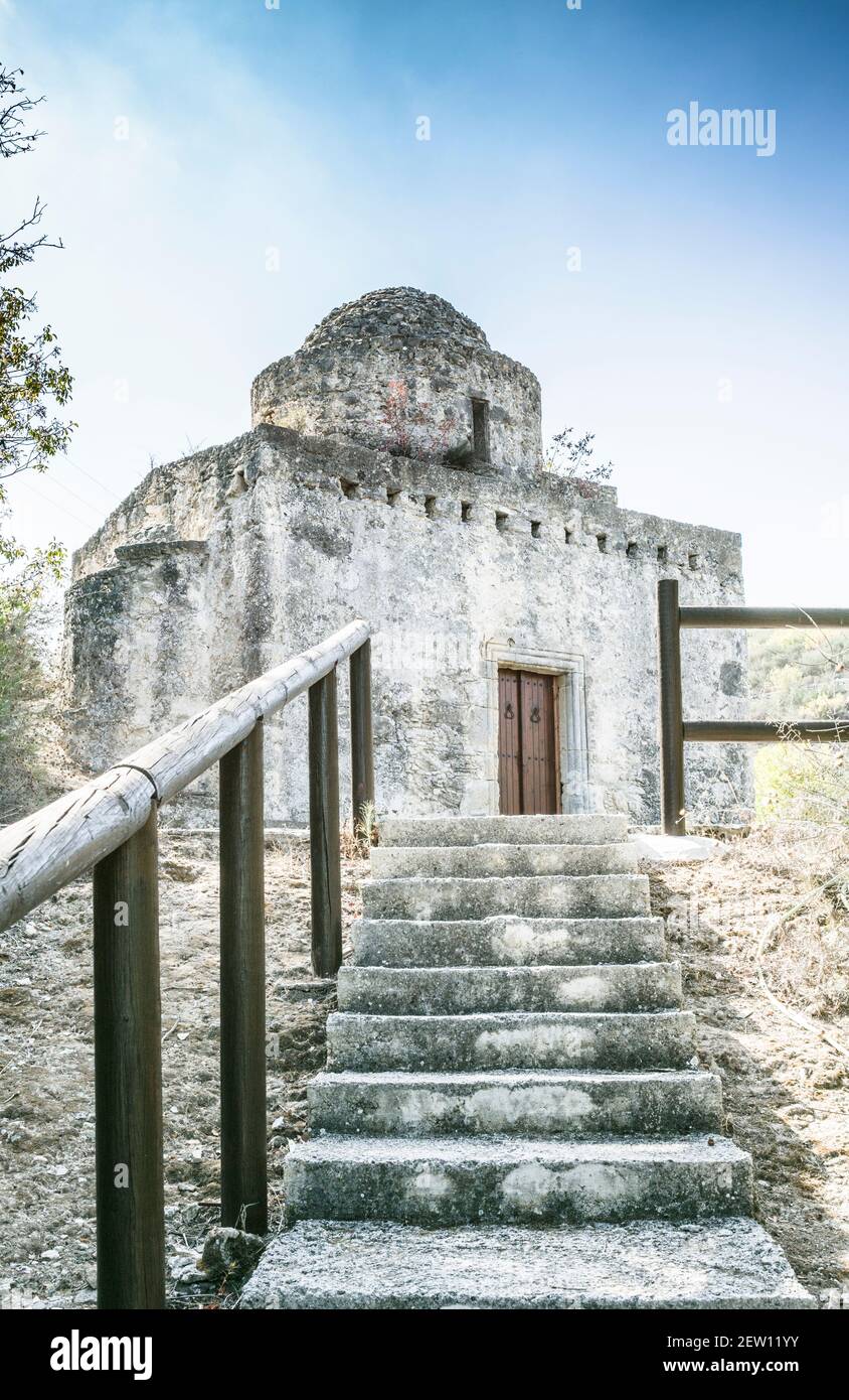 Scalini che conducono ad un'antica chiesetta Foto Stock