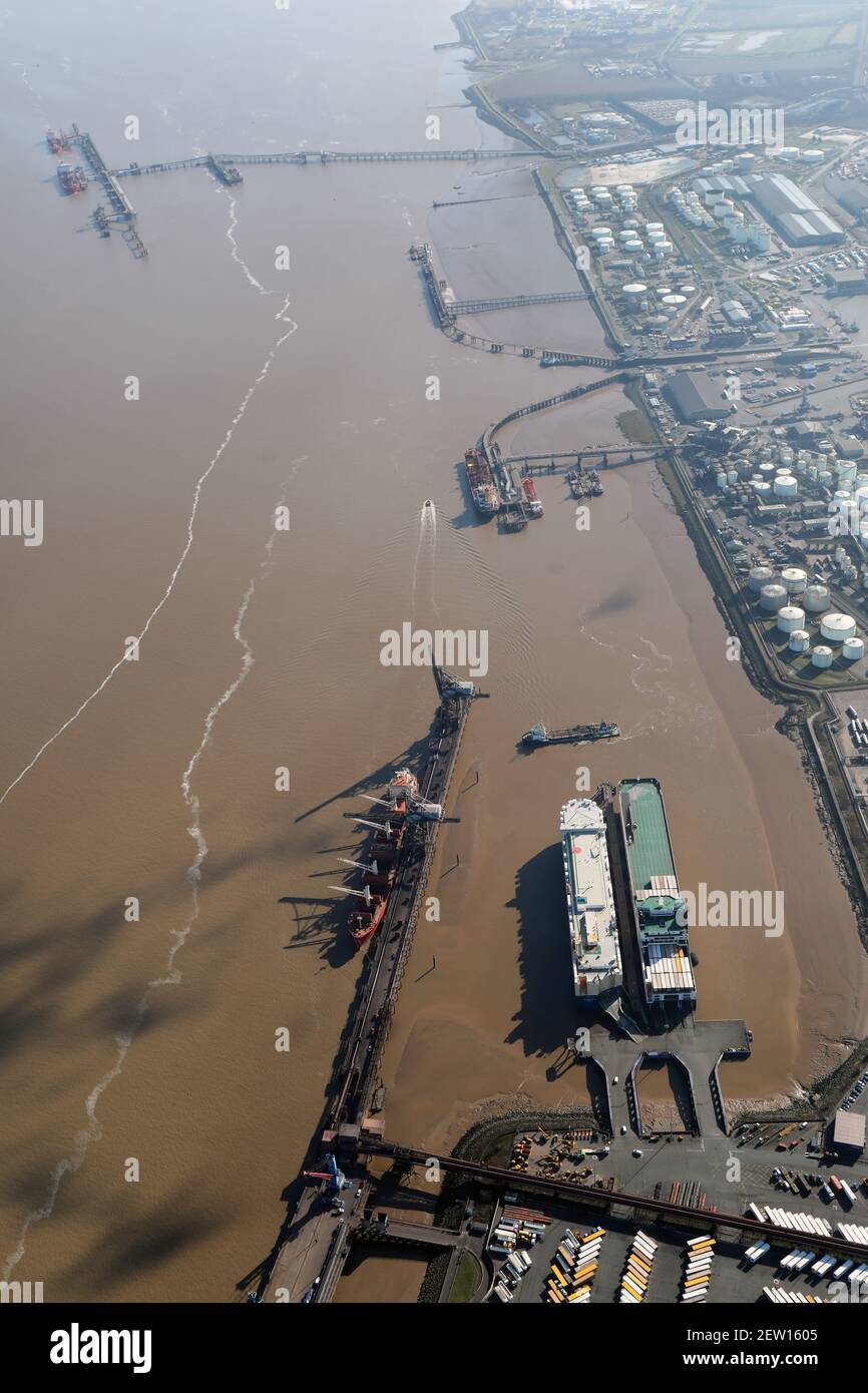 Vista aerea di due traghetti (appartenenti a DFDS e Eukor) Ormeggiato a Immingham Docks Foto Stock