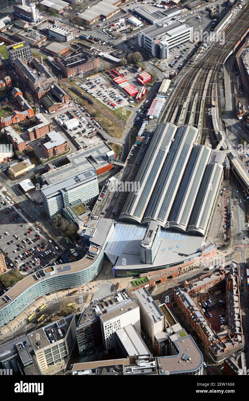 Vista aerea da ovest della stazione Piccadilly di Manchester, della stazione ferroviaria e degli Staycity Aparthotels Foto Stock