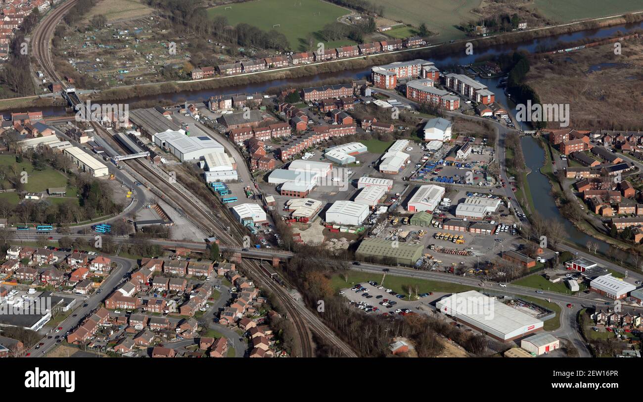 Vista aerea della zona industriale di Vivars, del Centro di riciclaggio dei rifiuti domestici, della stazione ferroviaria di Selby. Selby, North Yorkshire Foto Stock
