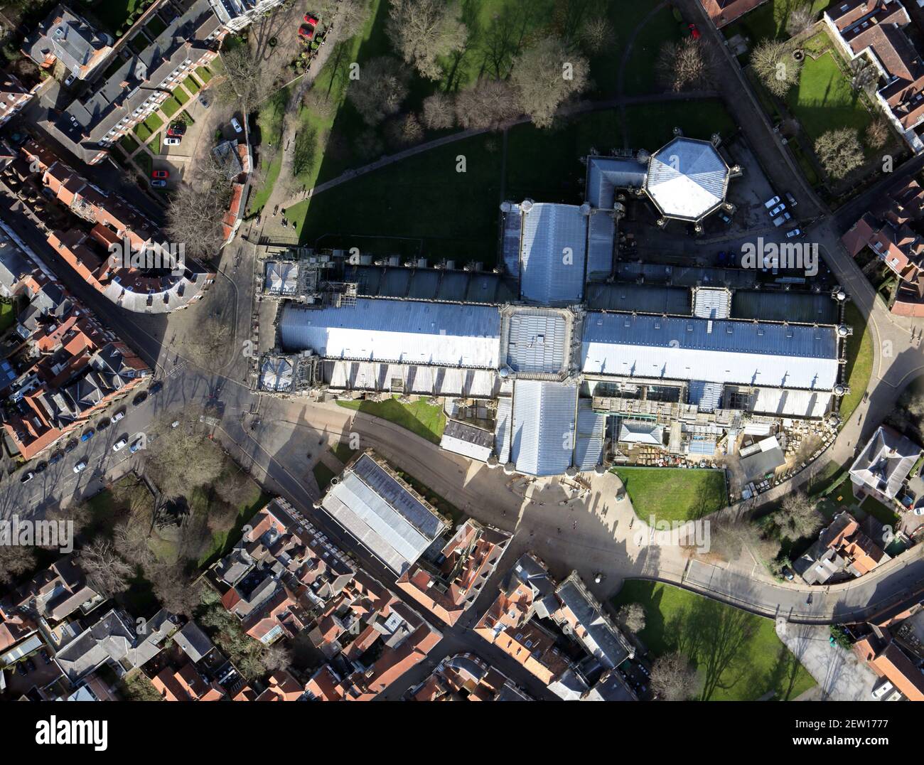 Vista aerea della cattedrale di York (Cattedrale e Chiesa Metropolitica di San Pietro) A York, guardando piombo dritto da 1500' Foto Stock