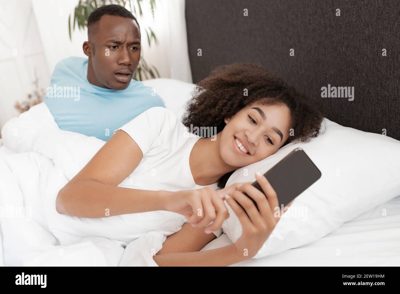 Problemi di relazione dovuti alla tecnologia moderna e alla comunicazione online Foto Stock