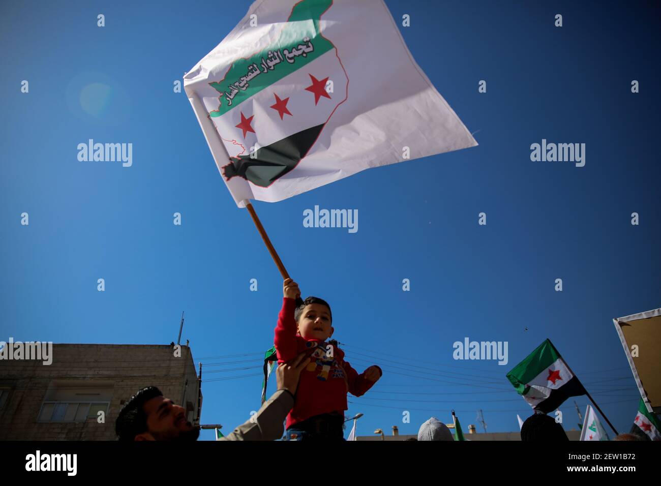 26 febbraio 2021: Azaz, Siria. 26 febbraio 2021. Una manifestazione contro il presidente siriano Bashar al-Assad si svolge nella città di Azaz, nella Siria nord-occidentale, con il titolo "non c'è legittimità per Assad e le sue elezioni". I manifestanti hanno indetto striscioni che negano la legittimità al presidente siriano Bashar al-Assad e alle prossime elezioni presidenziali, chiedendo anche il rilascio di membri dell'opposizione arrestati dal governo siriano. Alcuni cartelli denunciavano Bashar al-Assad per aver utilizzato armi chimiche, con un banner che ricorda l'attacco chimico avvenuto a Ghouta il 21 agosto 20 Foto Stock