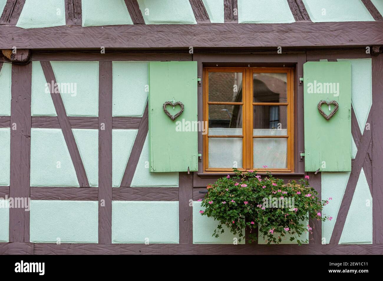 Francia, Alto Reno, Route des vins d'Alsace (strada dei vini alsaziani), Riquewhir etichettato Les Plus Beaux Villages de France (uno dei più bei villaggi di Francia), facciata di una casa a graticcio Foto Stock