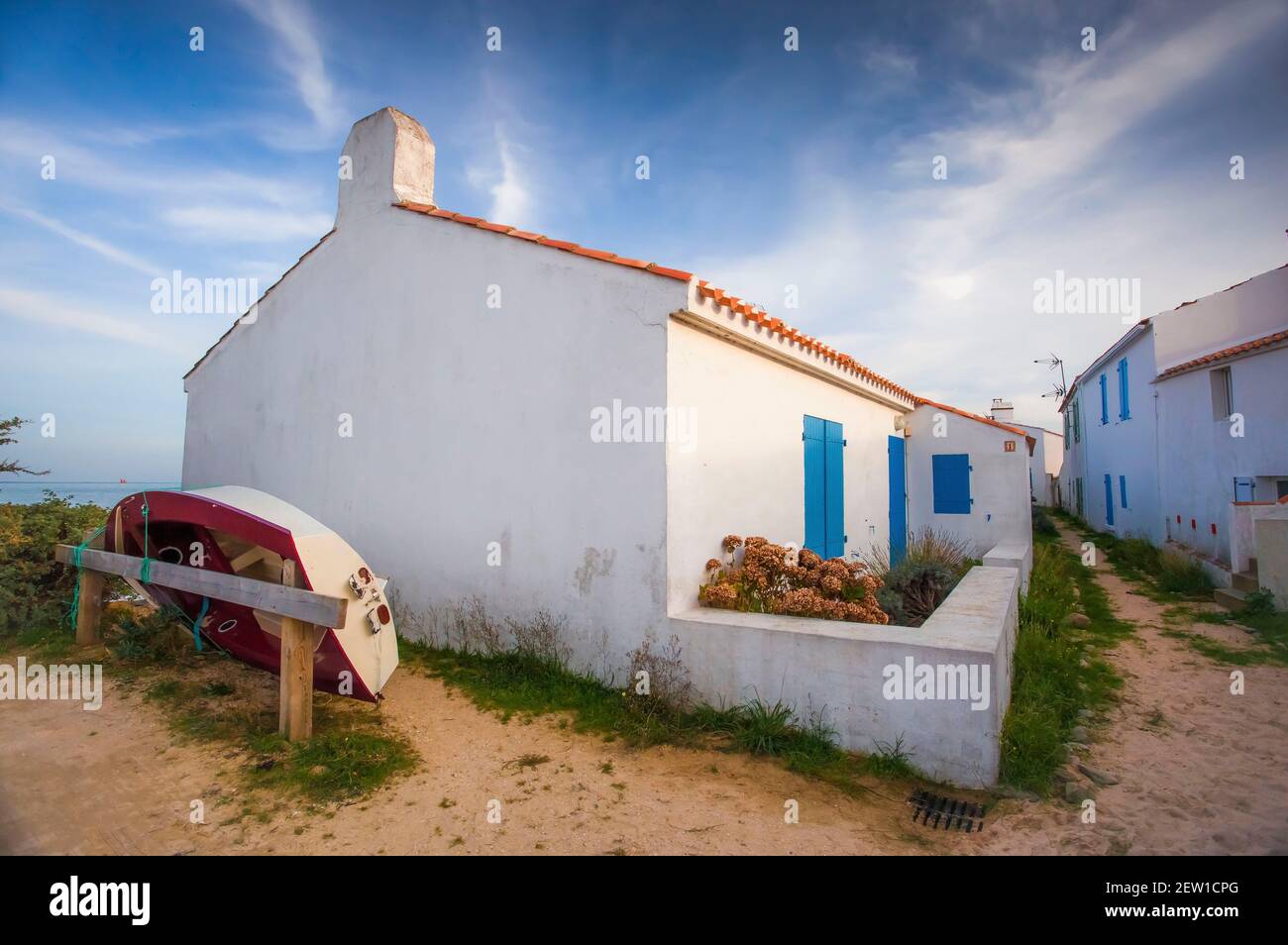 Francia, Vandea (85), île de Noirmoutier, Noirmoutier-en-l'Ile, venelle et maisons aux volets fermés près de la plage du Vieil hors-saison Foto Stock