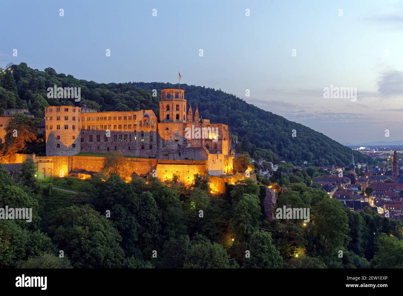 Germania, Baden Wurttemberg, Heidelberg, il castello e la città vecchia fin dai giardini del castello Foto Stock