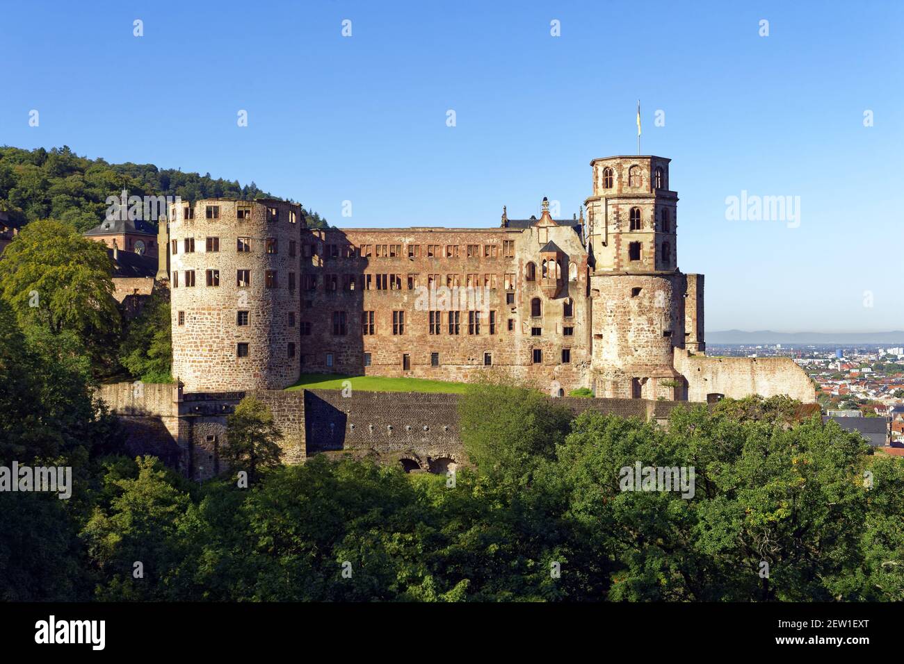 Germania, Baden Wurttemberg, Heidelberg, la città, il castello dalla riva destra del Neckar e il vecchio ponte Karl-Theodor Brücke Foto Stock