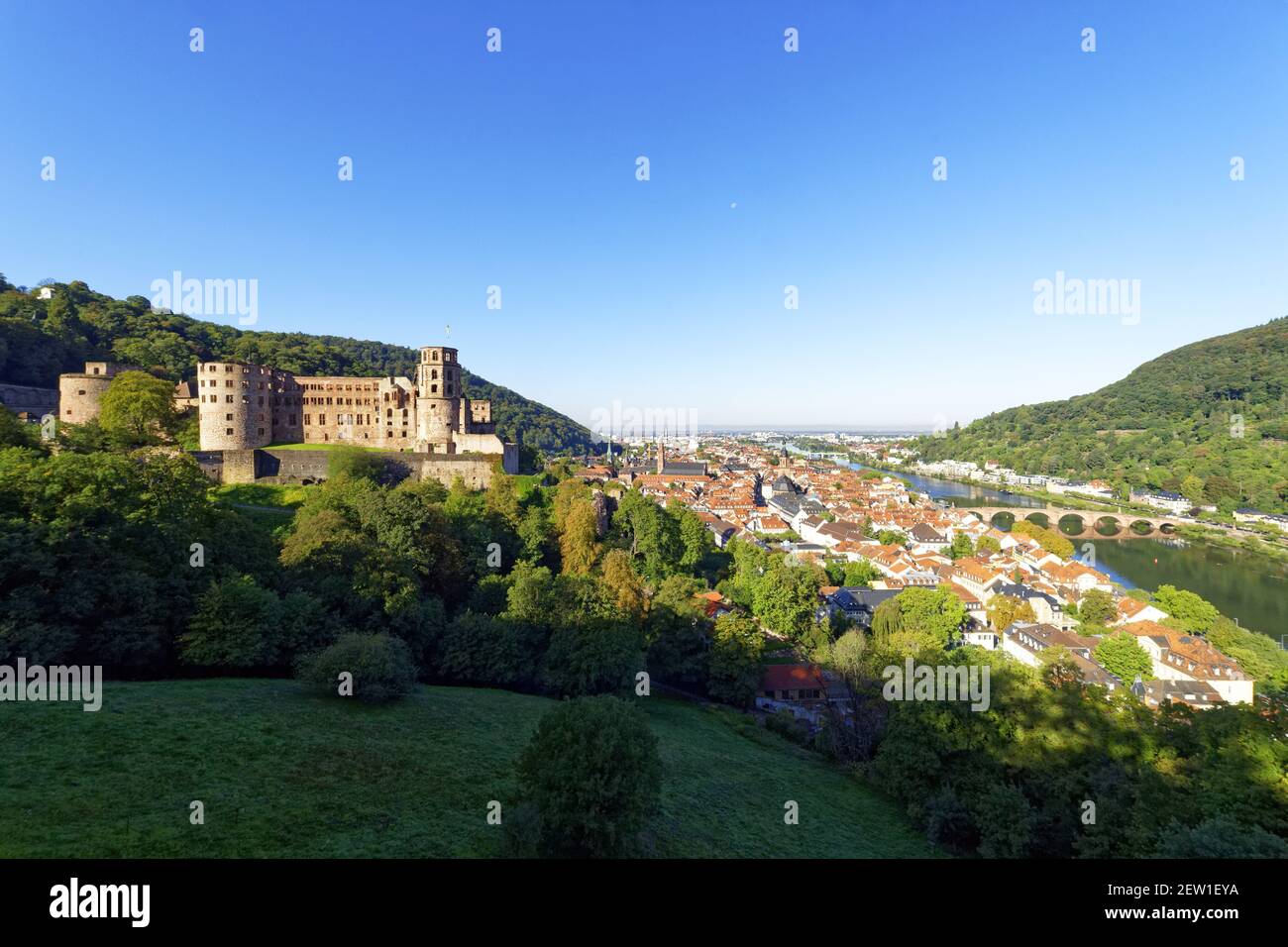 Germania, Baden Wurttemberg, Heidelberg, il castello, la città e la valle del Neckar fin dai giardini del castello Foto Stock