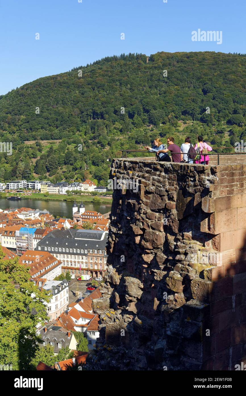 Germania, Baden Württemberg, Heidelberg, che si affaccia sulla città e la valle del Neckar dal Castello Rondell Foto Stock