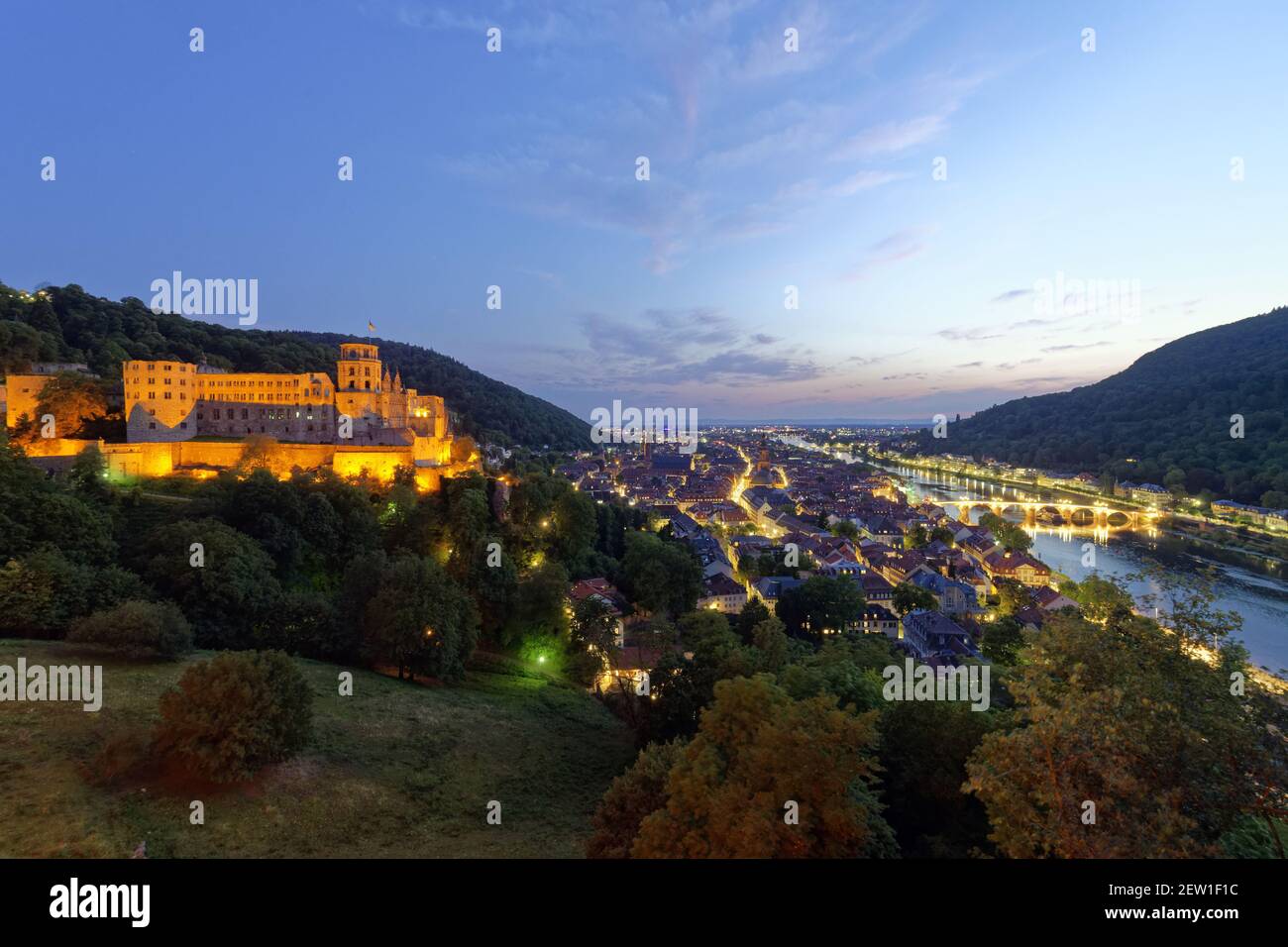 Germania, Baden Wurttemberg, Heidelberg, il castello, la città e la valle del Neckar fin dai giardini del castello Foto Stock