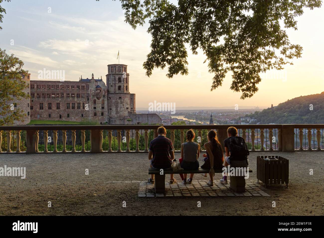 Germania, Baden Wurttemberg, Heidelberg, il castello, la città e la valle del Neckar fin dai giardini del castello Foto Stock