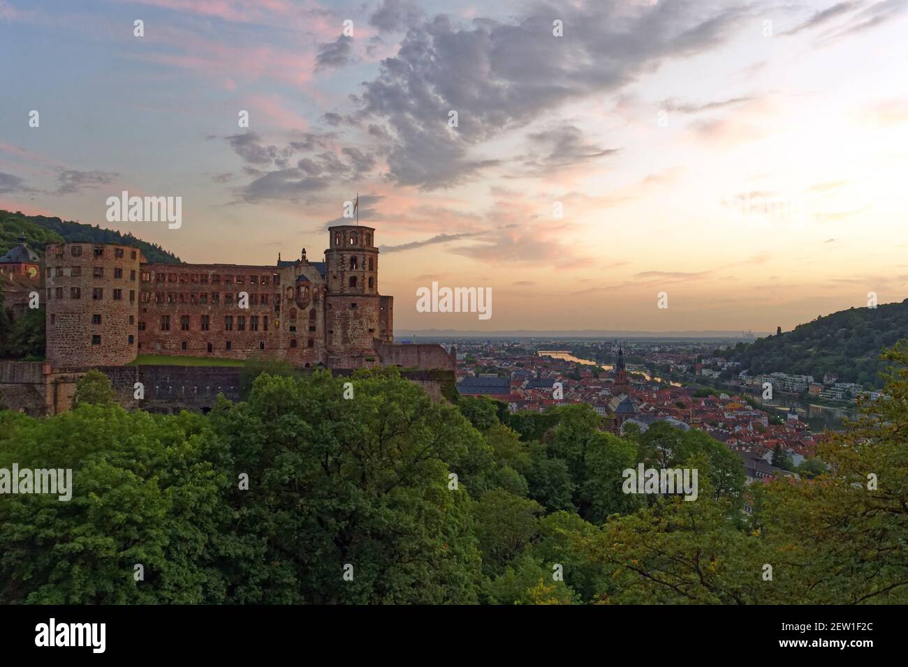 Germania, Baden Wurttemberg, Heidelberg, il castello, la città e la valle del Neckar fin dai giardini del castello Foto Stock